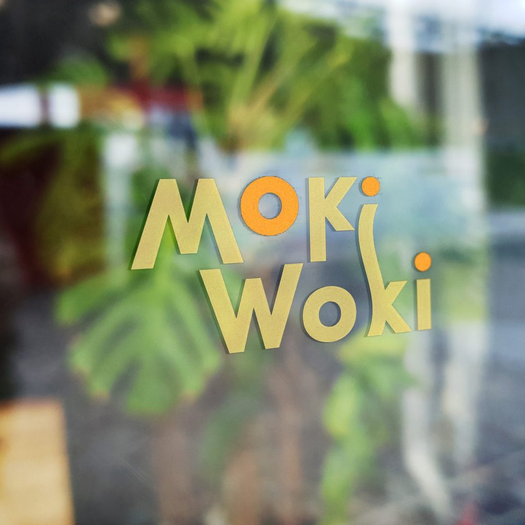 MOKI WOKI - Logo principal vitrophanie